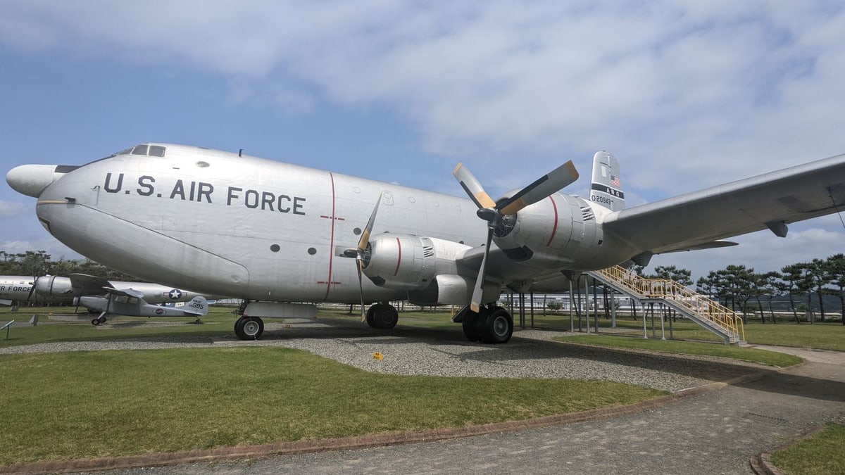 Air freight cargo handling at an airport terminal